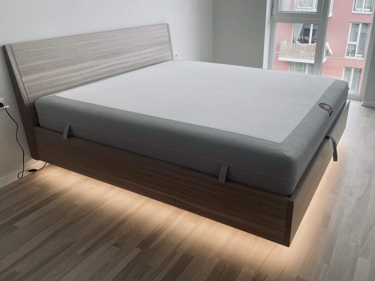 Peldošā gulta ar LED gaismu.