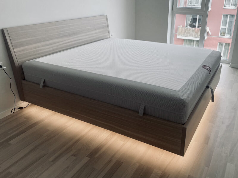 Peldošā gulta ar LED gaismu un kasti.