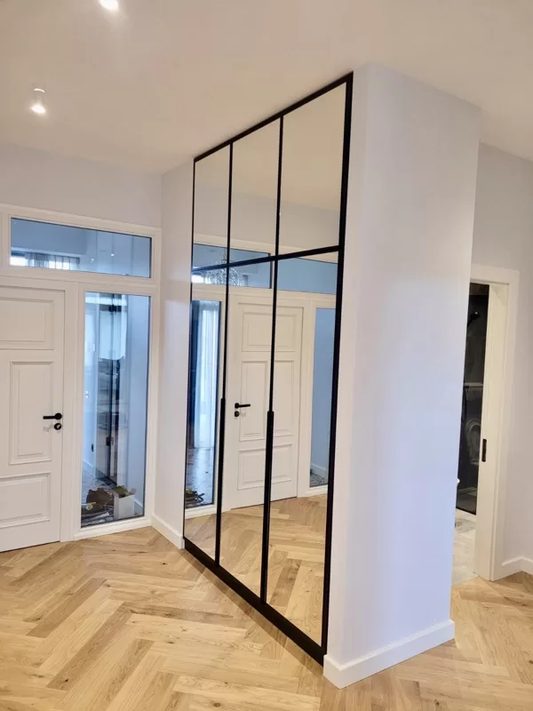 Garderobe ar spoguļu durvīm