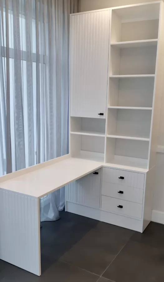BALTAS BĒRZA MĒBELES AR IEFRĒZĒTĀM DETAĻĀM